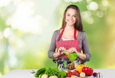 Taze sebzeli güzel bir kadın.