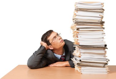 Bir yığın evrakı olan genç iş adamı.