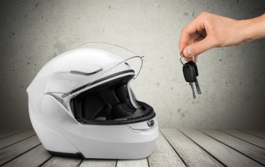 anahtarları ve motosiklet kask tutan el