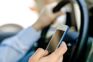 Akıllı telefon kullanarak adam sürücüsü 