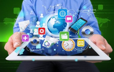işadamı ve tablet pc ile kutsal kişilerin resmi 