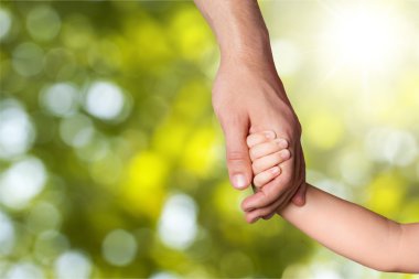 baba bebek elini tutarak