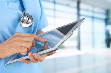 tablet pc ile çalışan doktor