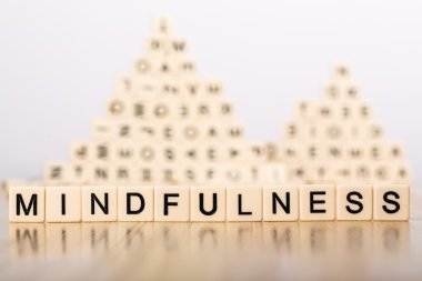 Mindfulness işareti ahşap küpleri ile 