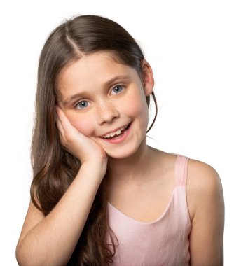  kızla baş taraftan gülümseyen