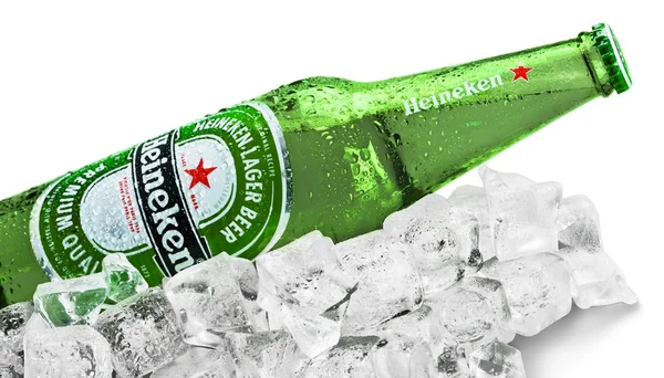 Cerveja Heineken em segundo plano — Fotografia de Stock