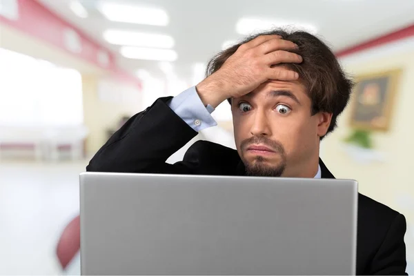 Retrato de empresário chateado com laptop — Fotografia de Stock