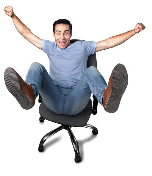 Χαρούμενος νεαρός άνδρας κάθεται σε καρέκλα — Φωτογραφία Αρχείου
