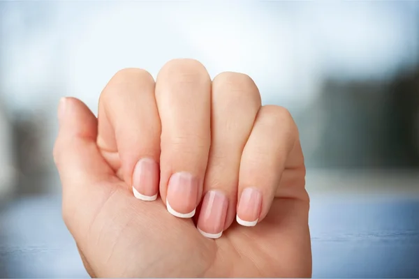 Unhas da mulher com manicure francês — Fotografia de Stock