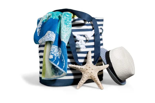 Bolsa de playa con un sombrero de paja sol —  Fotos de Stock