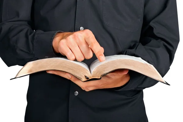 Hombre leyendo viejo libro pesado — Foto de Stock