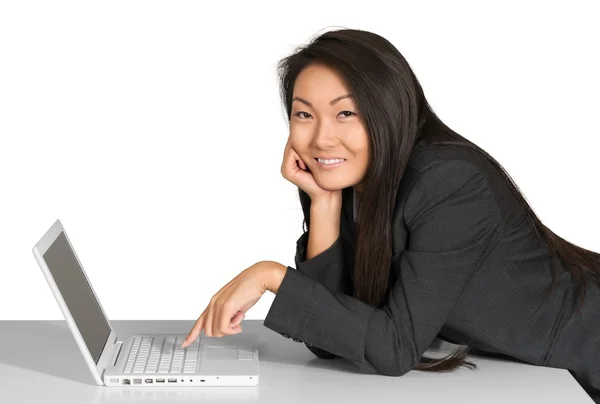 Vackra asiatiska affärskvinna med laptop — Stockfoto