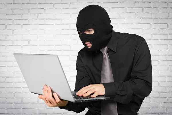 Criminele hacker met laptop — Stockfoto