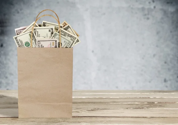 Χρήματα σε χάρτινη σακούλα — Φωτογραφία Αρχείου