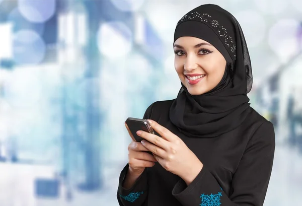 Muslimische Frau mit Handy — Stockfoto