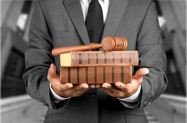 Avukat tokmak yargıç ve kitaplar — Stok fotoğraf