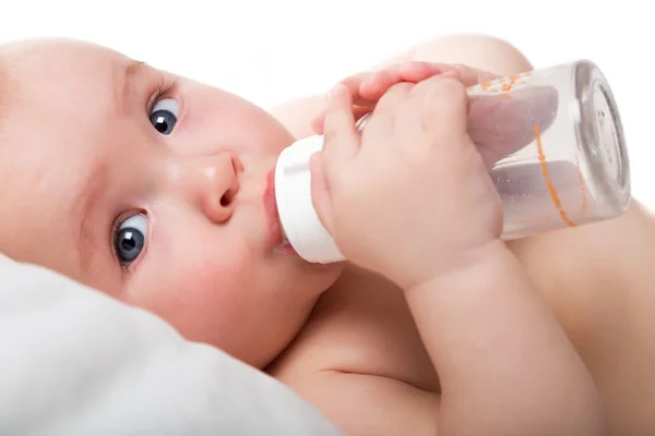 Mignon bébé garçon avec du lait — Photo