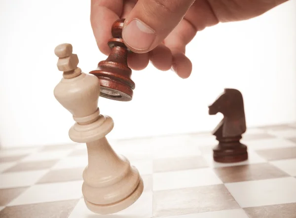 Hand is moving white chess — Stock Photo, Image