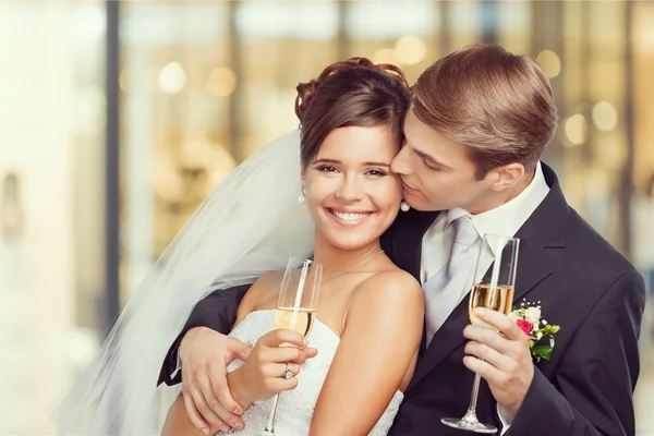 Svatební pár držení sklenky na sekt — Stock fotografie