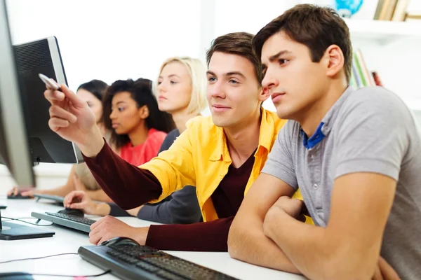Group of students with laptop — Stock Photo, Image