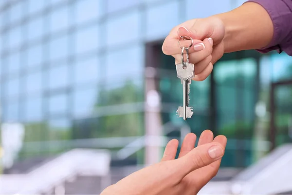 Agent giving Key to client — Stock Photo, Image