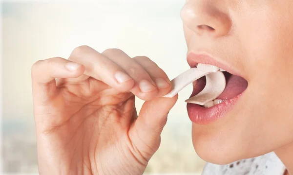 Jeune femme avec chewing-gum — Photo