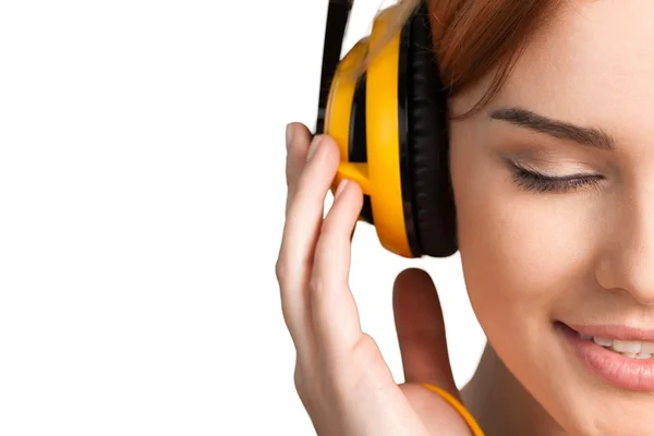 Mujer escuchando música en auriculares — Foto de Stock