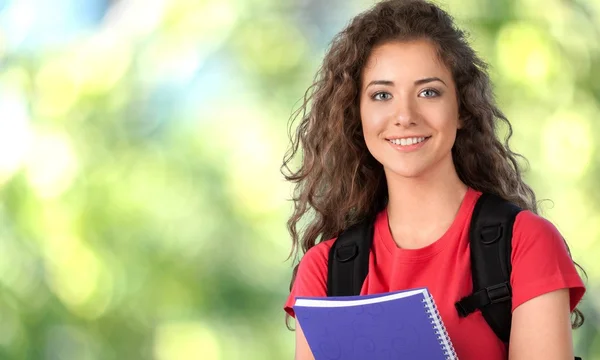 Студентка держит красочную тетрадь — стоковое фото