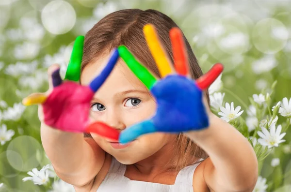 Niña con manos pintadas de colores — Foto de Stock