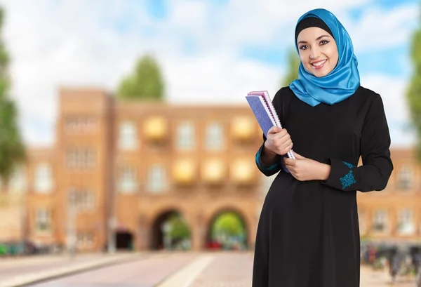 Wanita Muslim muda dengan buku catatan — Stok Foto