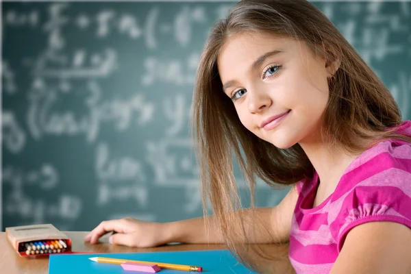 Niña estudiante estudiando — Foto de Stock