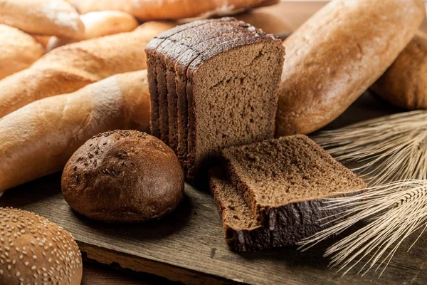 Ferskt hjemmelaget brød – stockfoto