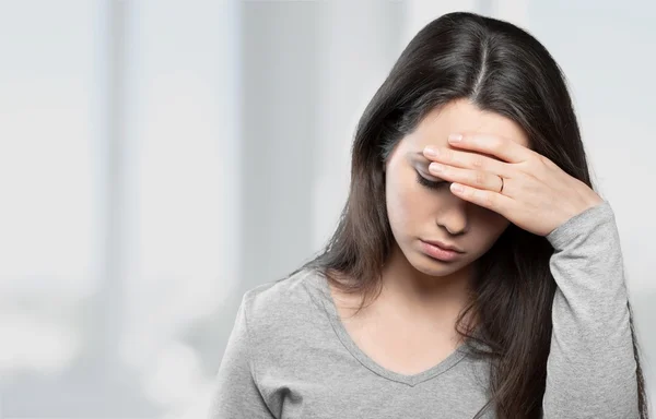 Jovem mulher chorando — Fotografia de Stock