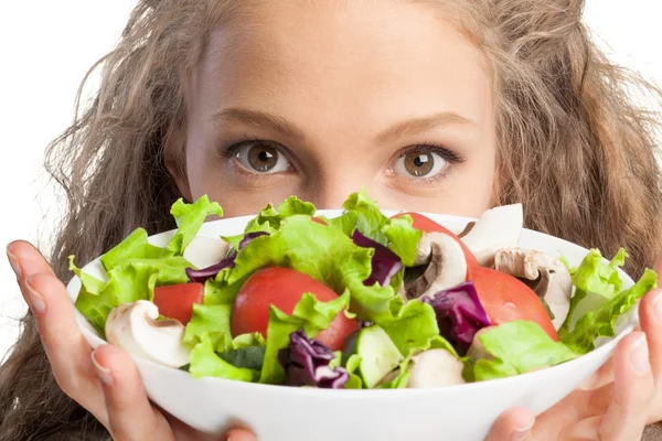 Attraktiv kaukasisk kvinna med sallad — Stockfoto