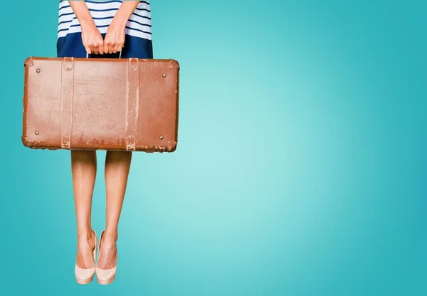 Ung kvinna med läder resväska — Stockfoto