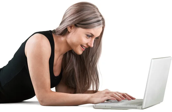 Молода жінка з ноутбуком — стокове фото