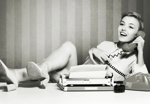 Kobieta na telefon vintage — Zdjęcie stockowe