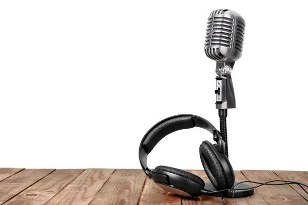 Mikrofon im Retro-Stil und Kopfhörer — Stockfoto