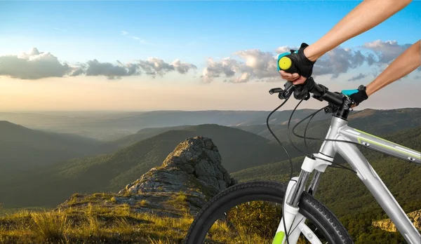 Mann auf Fahrrad in den Bergen — Stockfoto