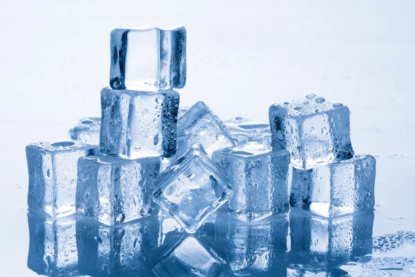 Кубики льоду, ізольовані — стокове фото