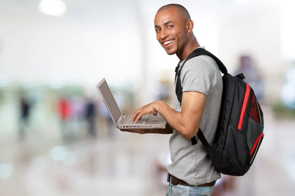 Student man met laptop — Stockfoto