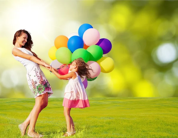 Bela mãe feliz com filha — Fotografia de Stock