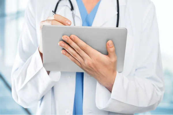 Médico que trabaja con la tableta PC — Foto de Stock