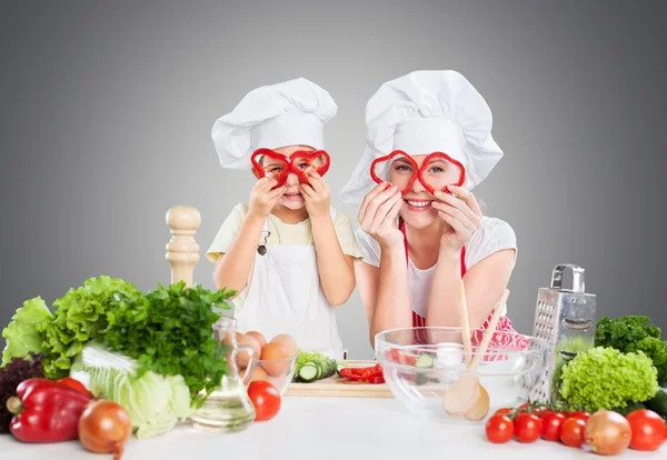 Девочка и ее мать готовят вместе — стоковое фото
