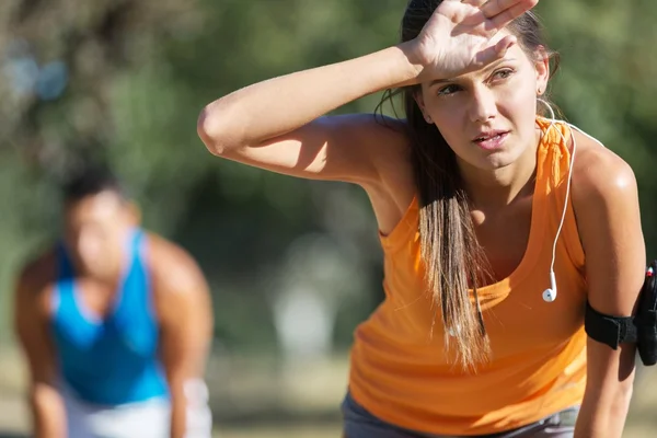 Deportiva mujer preparándose para correr — Foto de Stock