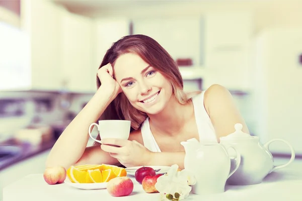 Mujer joven desayunando —  Fotos de Stock