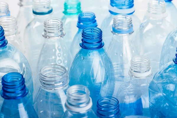 Plastikflaschen mit Wasser isoliert — Stockfoto