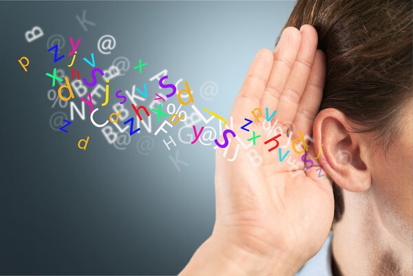 Бизнесмен держит руку у уха
 