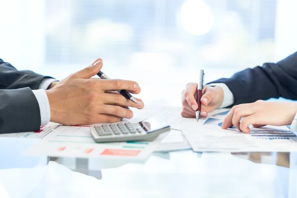 Grupo de pessoas ocupadas trabalhando — Fotografia de Stock