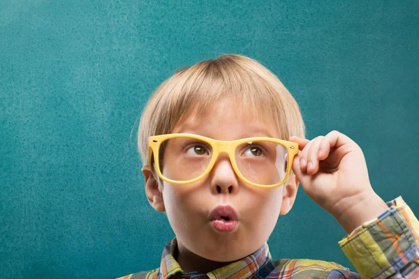 Mignon jeune garçon avec des lunettes — Photo